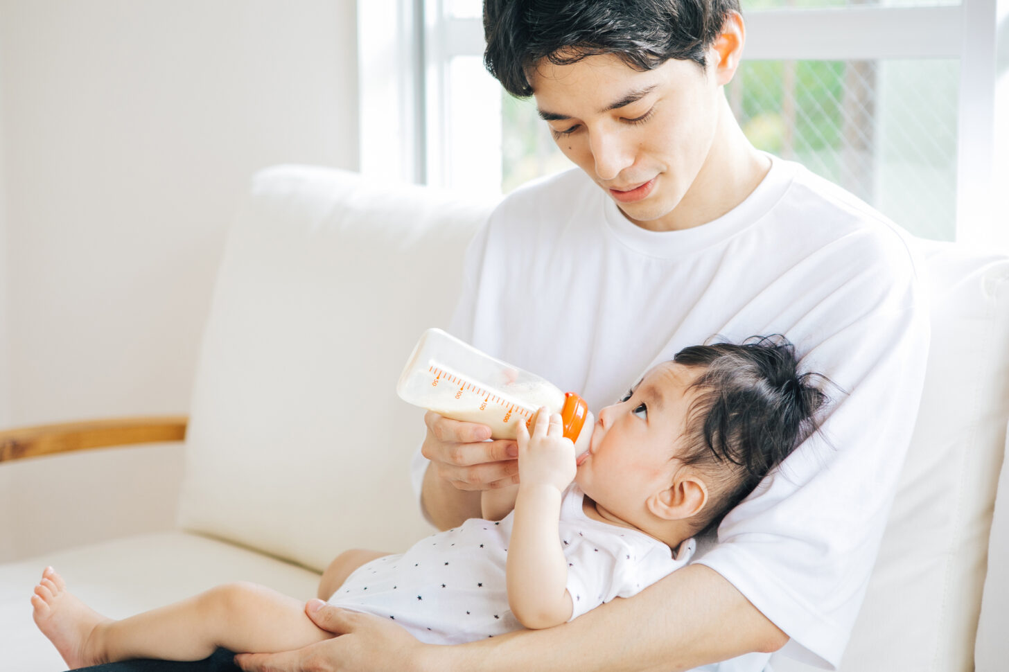 哺乳瓶でミルクを飲む赤ちゃん