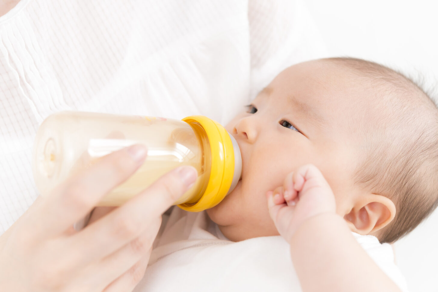 ミルクを飲む赤ちゃん